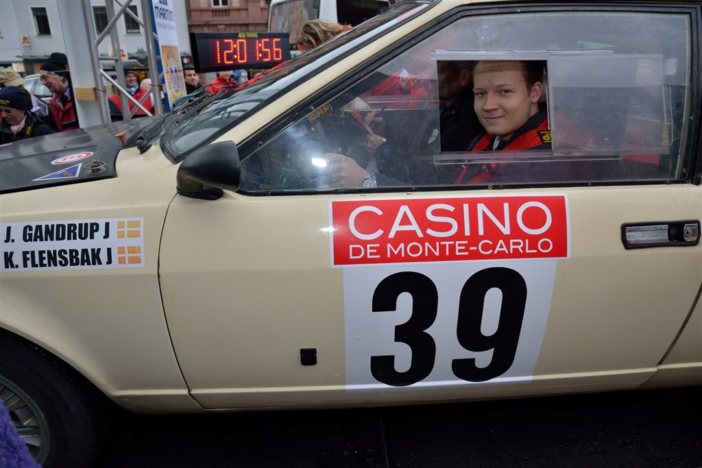 Kristian Flensbak har taget rattet i sin fars Alfa Romeo ved restarten i Bad Homburg. De glæder sig til at rallyet dag for dag bliver mere og mere krævende.
(Foto: Michael Eisenberg)